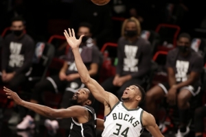 比尔-西蒙斯：若火箭想要字母哥 那得出申京+小贾+所有选秀权