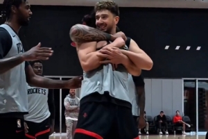 哈哈！申京隔扣&颜射亚当斯后被后者锁喉 社媒晒照挑衅：就隔扣你