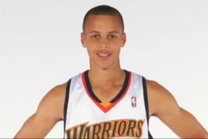 勇士众将看库里新秀照 库里：希望这家伙会骄傲17年后他变成了我