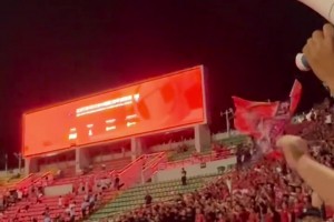 重庆铜梁龙全队赛后庆祝获胜！广西球迷怒骂：你们好意思庆祝？